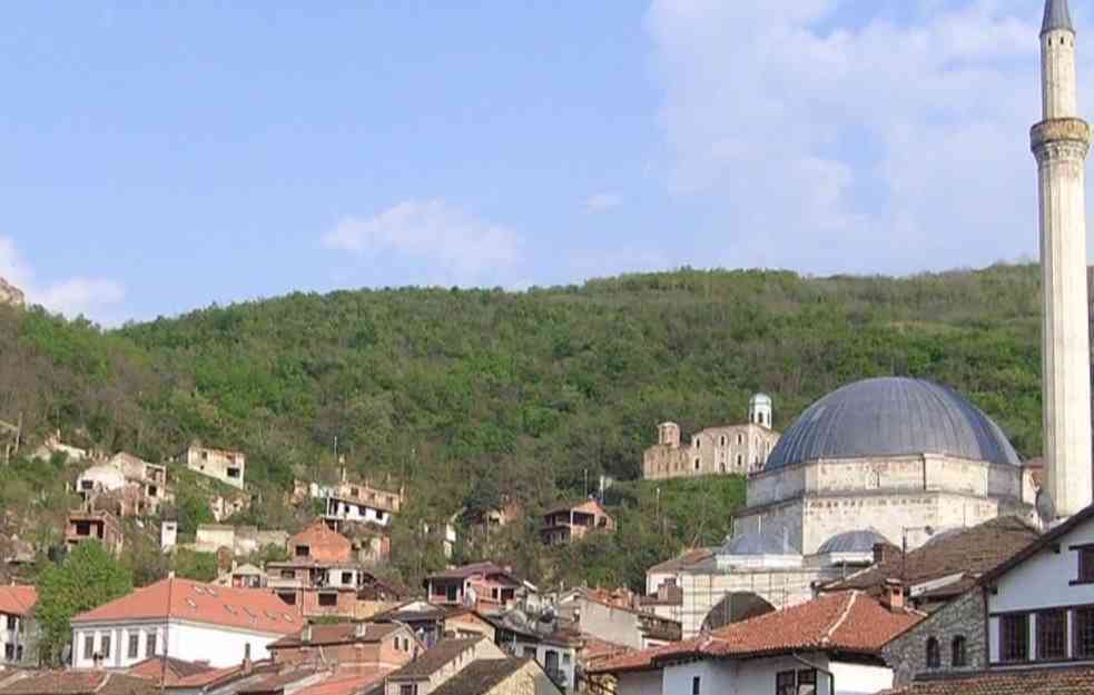 SVEŠTENIK NAPADNUT U PRIZRENU: Napadač mu savio ruku, ubrzo uhapšen