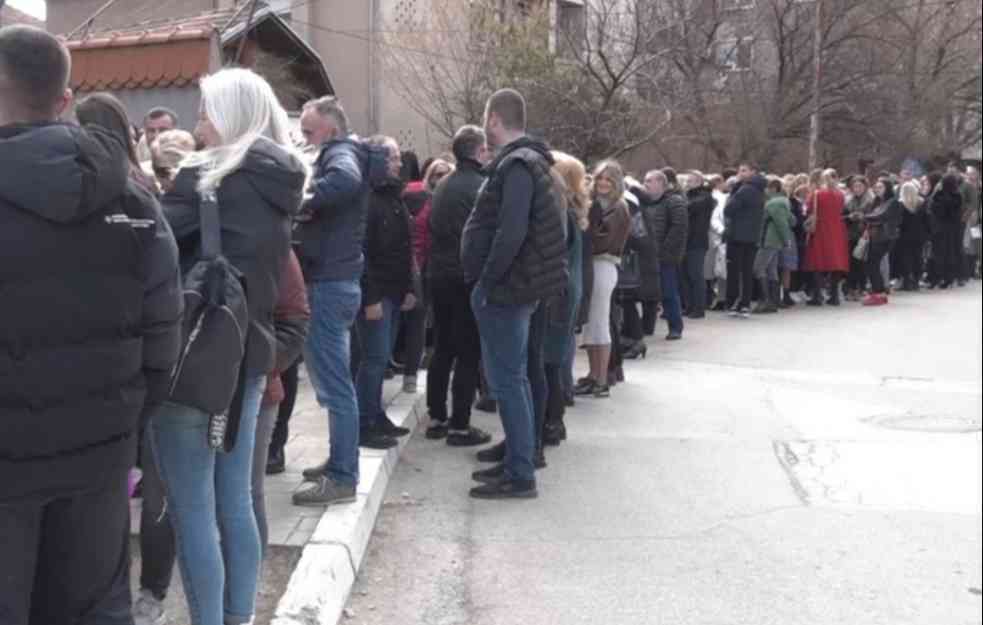  PROTEST ZDRAVSTVENIH RADNIKA U MITROVICI: Ne nameravamo da napustimo Kosovo i pored ukidanja dinara! (VIDEO, FOTO)