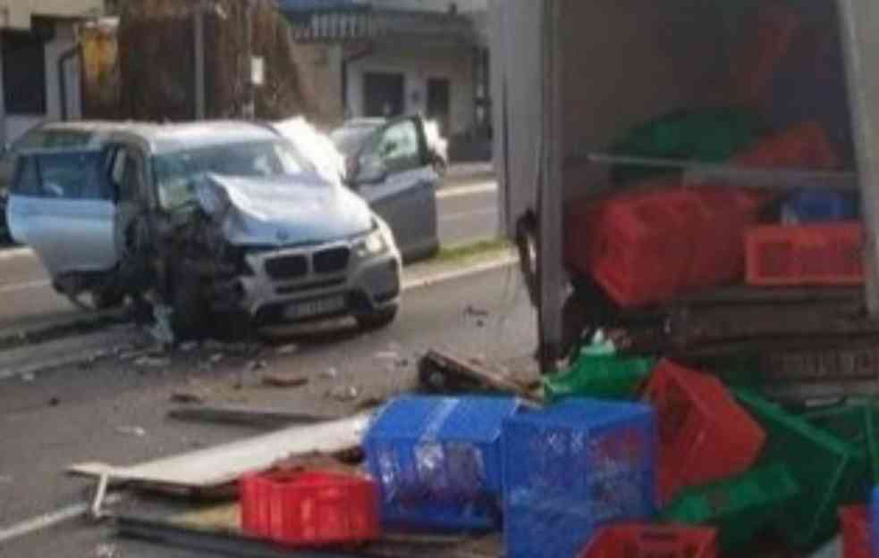 UDES U BEOGRADU: Sudarili se BMW i kombi, povređene dve osobe, hleb rasut po ulici (FOTO)