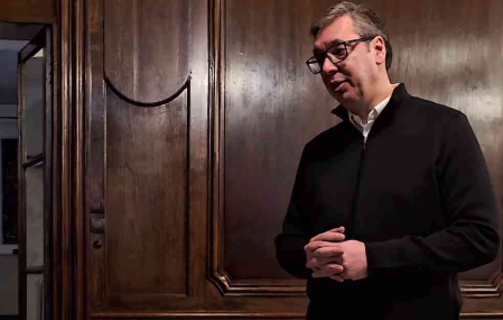 Vučić podelio damama zaposlenimu Predsedništvu po buket cveća (VIDEO)