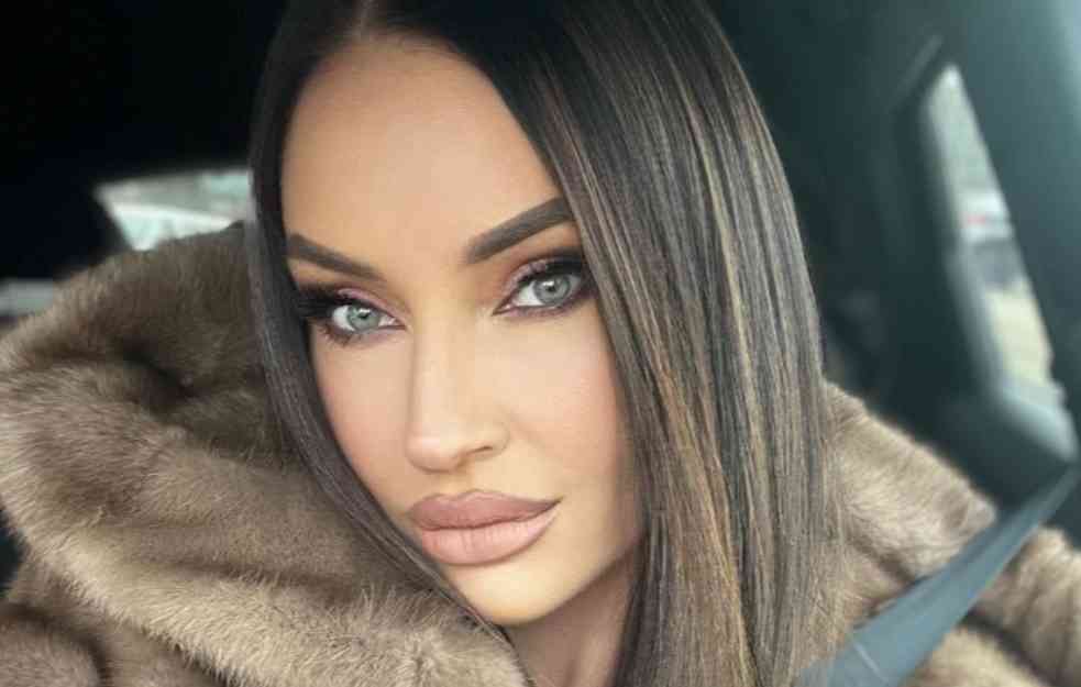 KATARINA ŽIVKOVIĆ POKAZALA STOMAČIĆ NA NASTUPU: Još uvek se nije oglasila povodom trudnoće (FOTO)