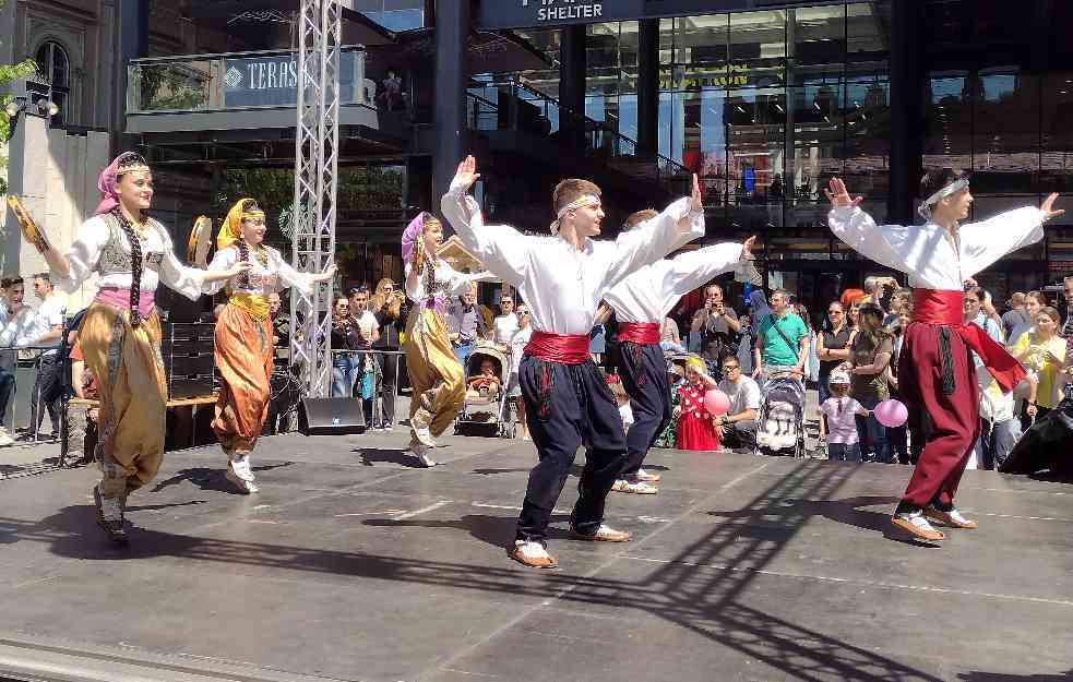 Folklor se prenosi s kolena na koleno, a sada i – onlajn