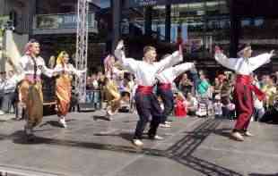 Folklor se prenosi s kolena na <span style='color:red;'><b>koleno</b></span>, a sada i – onlajn
