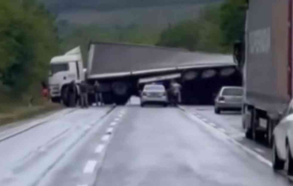 Kamion se preprečio na putu za Mladenovac: Zaustavljen saobraćaj