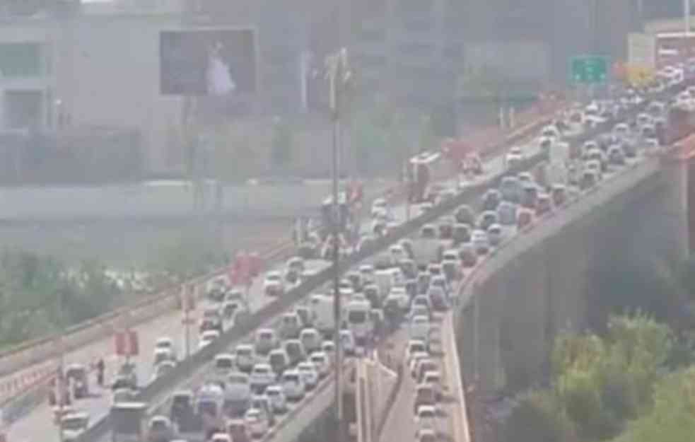 VOZILA NA GAZELI MILE, GUŽVA I NA AUTOKOMANDI: Jutarnji špic usporio Beograđane (FOTO)