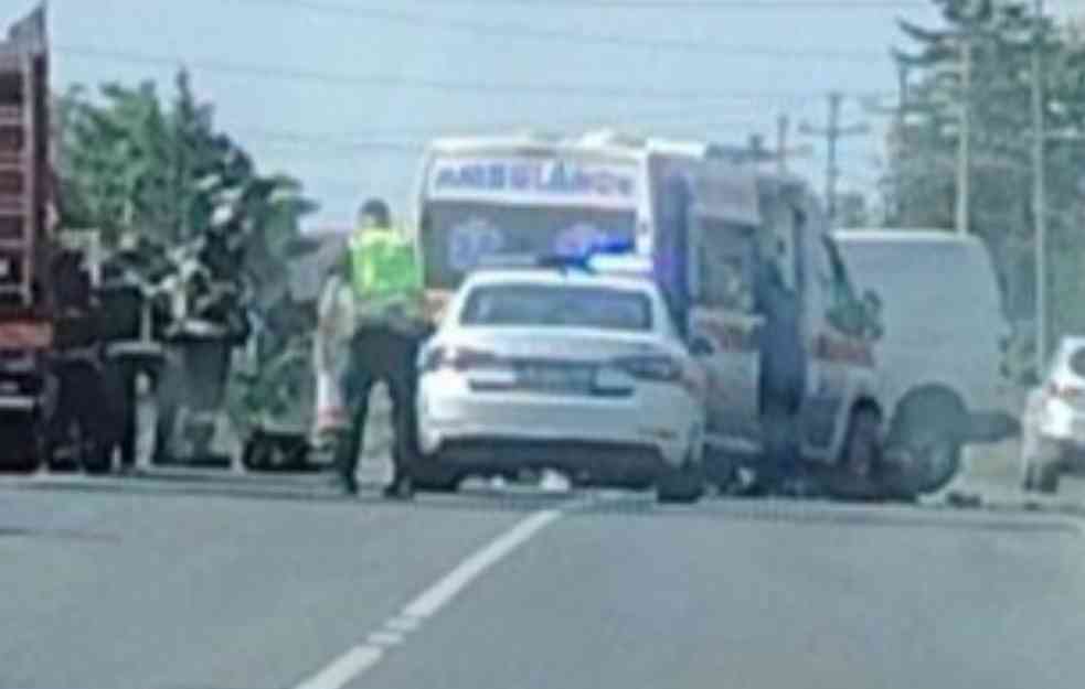 TEŠKA NESREĆA KOD OBRENOVCA: Motociklista nastradao u sudaru sa kombijem (FOTO)