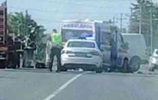 TEŠKA NESREĆA KOD OBRENOVCA: Motociklista nastradao u sudaru sa kombijem (FOTO)