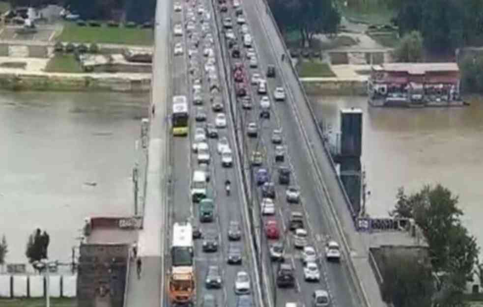 JUTARNJI ŠPIC: Automobili se jedva kreću, Brankov most zakrčen