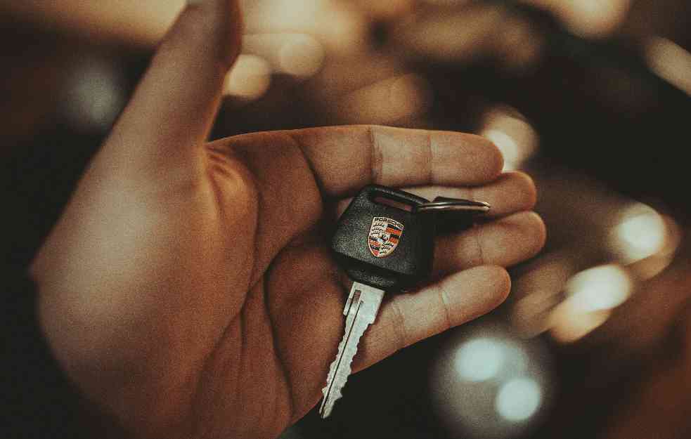 Influenserka za automobile otkriva: „Ova tri skrivena dugmeta ima svako vozilo“