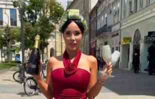 Aleksandra Subotić se šetala sa <span style='color:red;'><b>novčanica</b></span>ma od 3.000 evra na glavi u centru Novog Sada, a onda se razbesnela (FOTO)