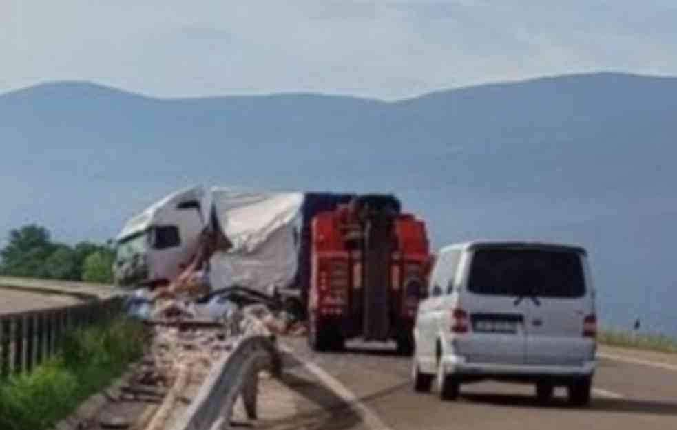 KAMION KAO DA JE OD PAPIRA: Šleper se zakucao u bankinu na auto-putu (FOTO)