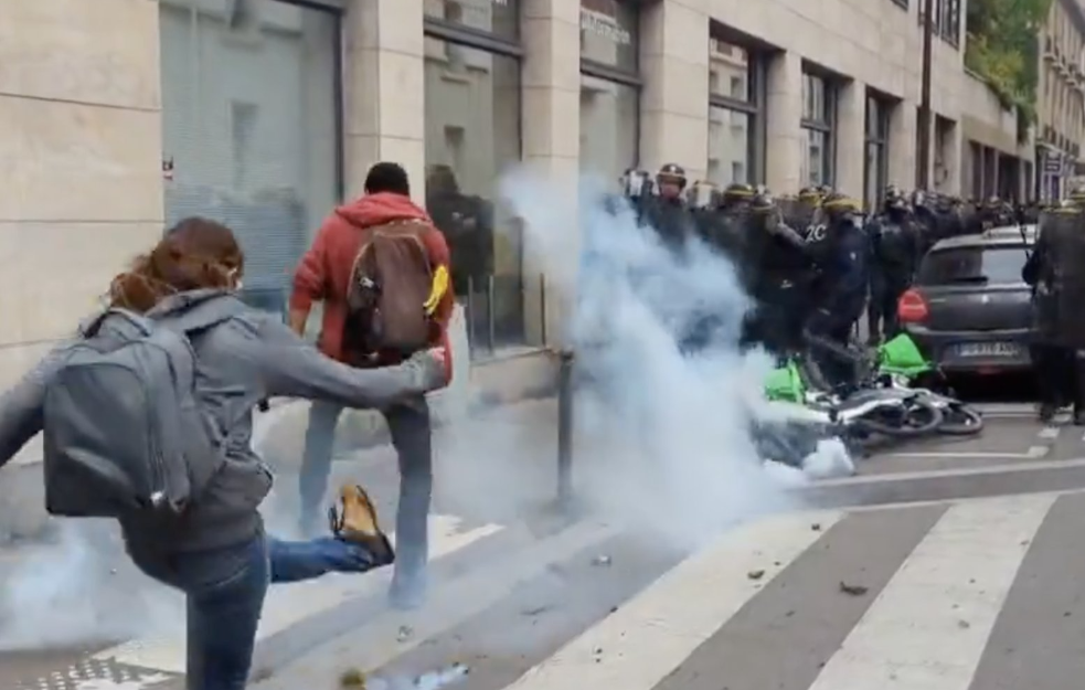 FRANCUSKA SE NE SMIRUJE: Novi protesti u Parizu, policija koristi suzavac