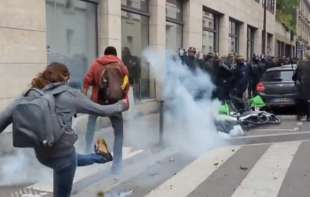 FRANCUSKA SE NE SMIRUJE: Novi protesti u Parizu, policija koristi <span style='color:red;'><b>suzavac</b></span>