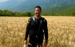 Cena dostigla 3.000 evra! Nikola Rokvić licitira patike sa hodočašća, nova <span style='color:red;'><b>humanitarna akcija</b></span> sve oduševila