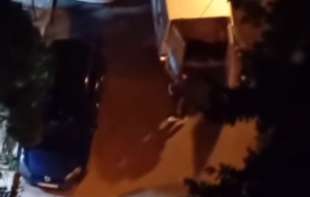 Teške scene na Voždovcu: Policija iznela <span style='color:red;'><b>telo žene</b></span> iz stana (VIDEO)