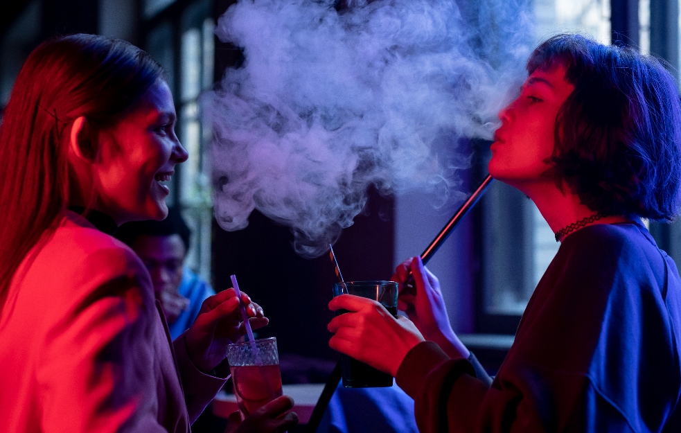 Rast popularnosti elektronskih cigareta među osnovcima: Voćni ukusi i jarke boje privlače decu, ali su opasne po zdravlje
