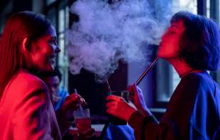 Rast <span style='color:red;'><b>popularnost</b></span>i elektronskih cigareta među osnovcima: Voćni ukusi i jarke boje privlače decu, ali su opasne po zdravlje