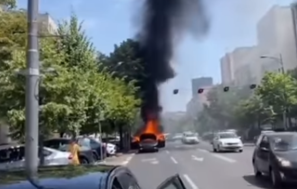 Gori automobil u ulici Kneza Miloša: Vatrogasci hitno reagovali (VIDEO)