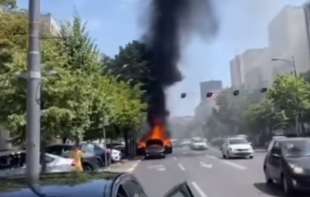 <span style='color:red;'><b>Gori automobil</b></span> u ulici Kneza Miloša: Vatrogasci hitno reagovali (VIDEO)