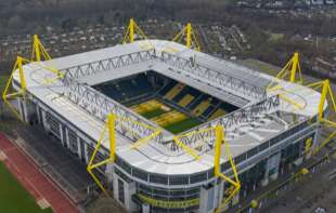 Maskiran čovek se popeo na krov stadiona tokom meča Nemačka - Danksa (FOTO)