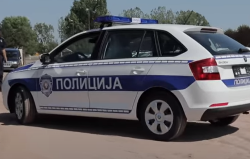 VOZAČI I PUTNICI PROŠLI SA POVREDAMA: Sleteo sa puta u Kniću i ispao iz auta