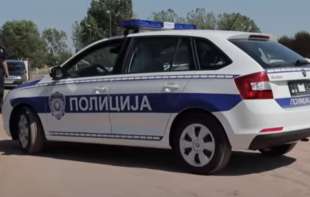 VOZAČI I PUTNICI PROŠLI SA POVREDAMA: Sleteo sa puta u <span style='color:red;'><b>Knić</b></span>u i ispao iz auta