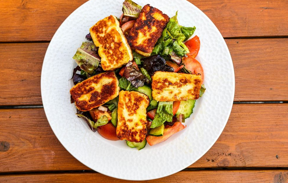 Halumi sir – savršen sastojak vegi burgera i letnjih salata
