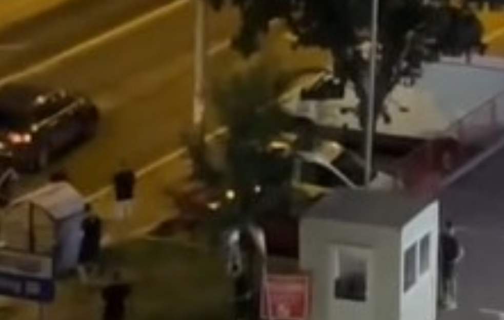 POZNAT IDENTITET PRETUČENIH NAVIJAČA U BEOGRADU: Tukli se štanglama i bakljama, trojica u bolnici (VIDEO)