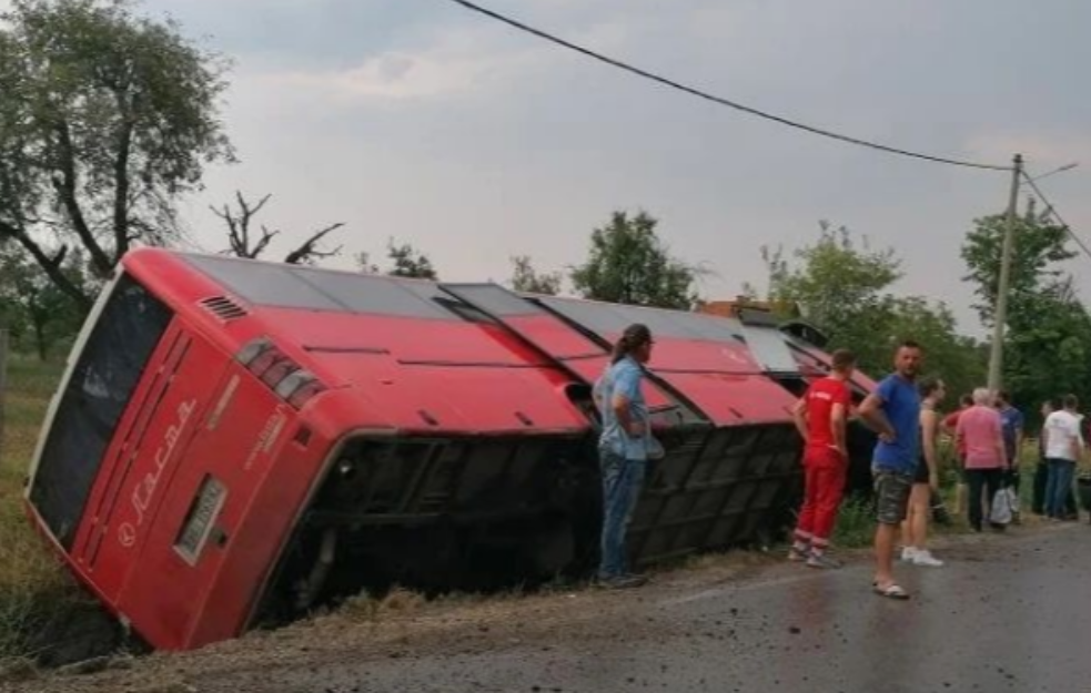 IMA POVREĐENIH: Sleteo autobus sa puta kod Aranđelovca