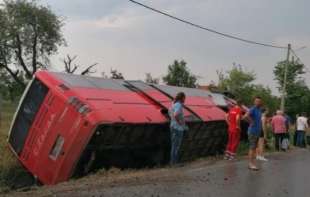 IMA POVREĐENIH: <span style='color:red;'><b>Sleteo auto</b></span>bus sa puta kod Aranđelovca