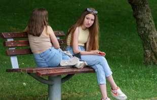 Mladi i mentalno zdravlje: Oblikuje li njihova svest virtuelni ili stvarni svet?