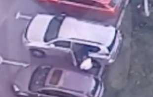 UZNEMIRUJUĆE! ATENTAT NA RUSKOG <span style='color:red;'><b>PUKOVNIK</b></span>A U MOSKVI: Ušao u auto sa ženom, eksplozija mu OTKINULA NOGE! (VIDEO)