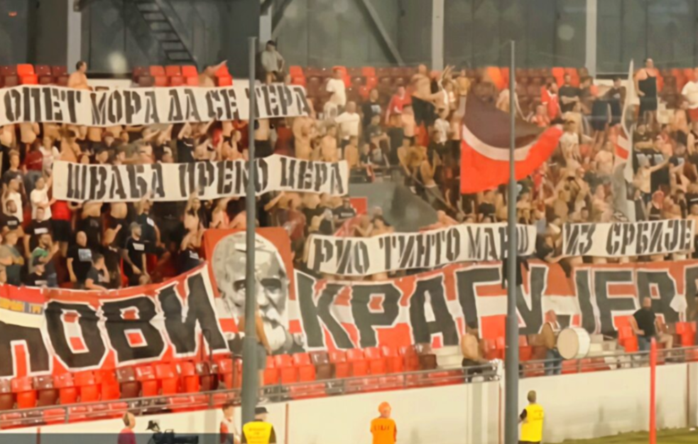 “RIO TINTO, MARŠ IZ SRBIJE” – Navijači Radničkog sa tribina razvili veliki transparent protiv rudnika