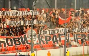 “RIO TINTO, MARŠ IZ SRBIJE” – Navijači Radničkog sa <span style='color:red;'><b>tribina</b></span> razvili veliki transparent protiv rudnika