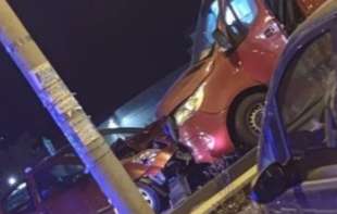 TEŽAK SUDAR NA AUTO-PUTU: Automobil se zakucao u kombi, ima povređenih (FOTO)