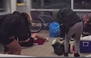 ZOMBI <span style='color:red;'><b>DROGA</b></span> NA AUTOBUSKOJ STANICI: Mladi se grče i savijaju (VIDEO)