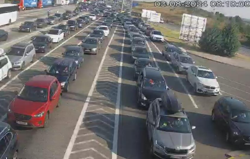 KILOMETARSKE KOLONE NA GRANICAMA: Evo koliko se čeka (FOTO)