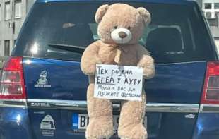 DA LI STE SKORO VIDELI NEŠTO SLAĐE? Novopečeni roditelji poslali divnu poruku vozačima