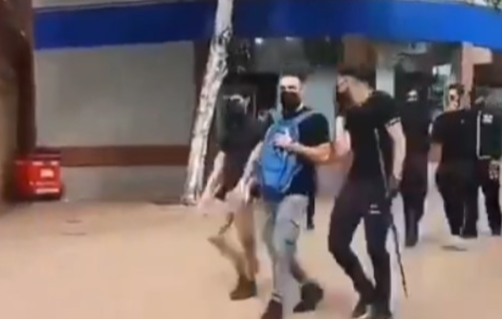 KONAČNO ZAIGRALA MEČKA! HAOS U VELIKOJ BRITANIJI: Sve nasilniji protesti protiv migranata (VIDEO)