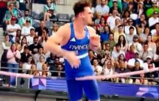 SMEHOTRESNO! PENIS GA SPREČIO DA UZME MEDALJU: Ovako još niko nikad nije srušio LETVU u skoku s motkom (VIDEO)