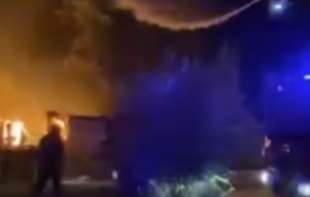 STRAŠAN POŽAR NA BEŽANIJSKOJ KOSI: Ljudi evakuisani, vatra izbila zbog paljenja <span style='color:red;'><b>roštilj</b></span>a! (VIDEO)
