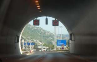 KILOMETARSKE KOLONE: Tunel Sozina prebukiran