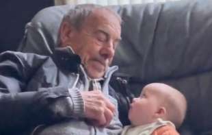 Ostavila bebu sa dekom, pa zanemela od slatkoće (VIDEO)