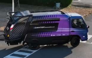 Električni <span style='color:red;'><b>Mitsubishi</b></span> Fuso eCanter Sensor Collect komunalni kamion koji sledi vozača