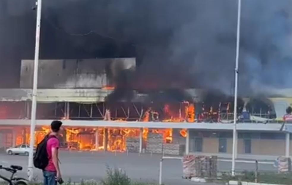 Ukrajinci granatirali tržni centar u Donjecku! Ljudi zarobljeni u zgradi, među njima i deca (VIDEO)