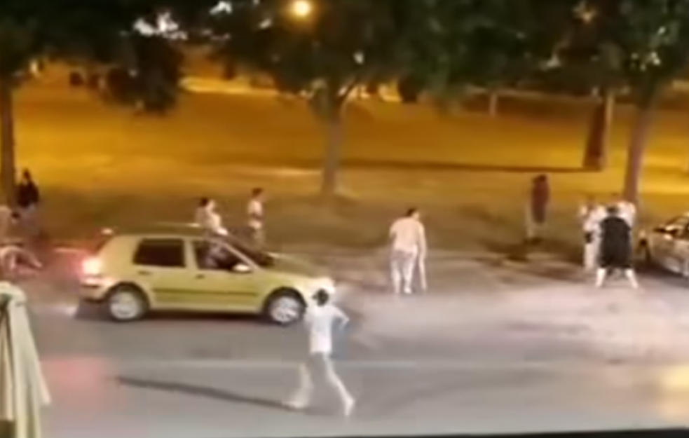 Tuča u centru grada: Mlatili se letvama, pucali, a kao šlag na tortu neko se automobilom zaleteo u masu (VIDEO)