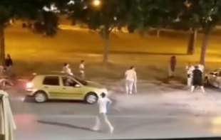 Tuča u centru grada: Mlatili se letvama, pucali, a kao <span style='color:red;'><b>šlag</b></span> na tortu neko se automobilom zaleteo u masu (VIDEO)