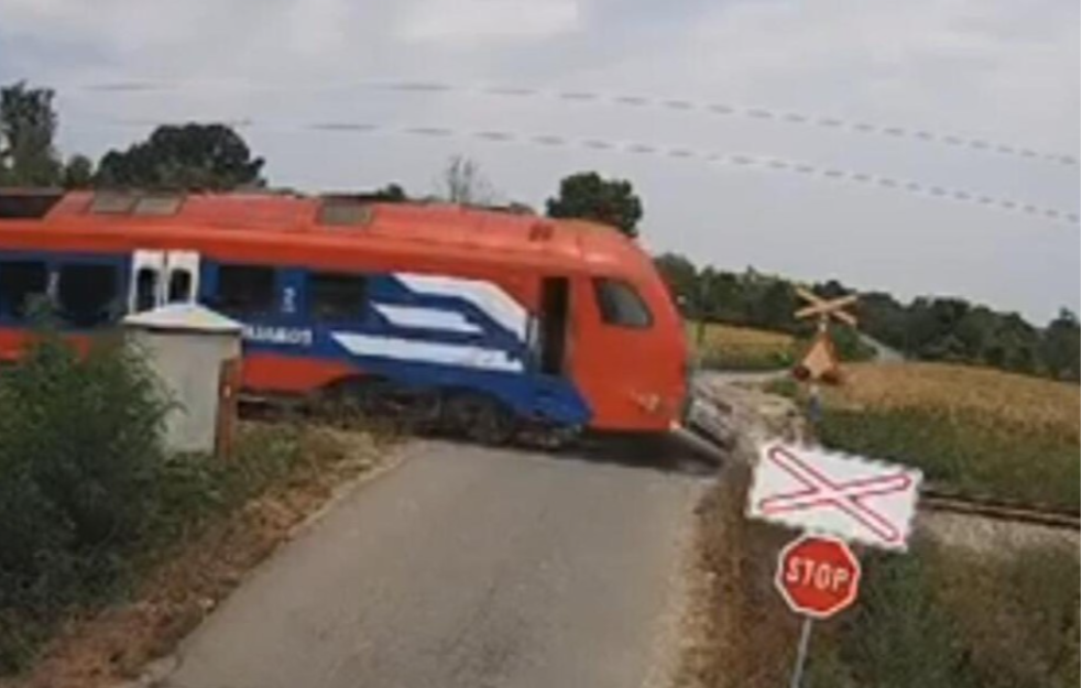 POGINULO DVOJE DECE, OTAC PREŽIVEO: Užas na pruzi kod Lazarevca kada je voz udario u auto! (FOTO)