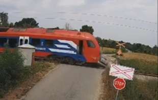 <span style='color:red;'><b>POGINULO DVOJE</b></span> DECE, OTAC PREŽIVEO: Užas na pruzi kod Lazarevca kada je voz udario u auto! (FOTO)