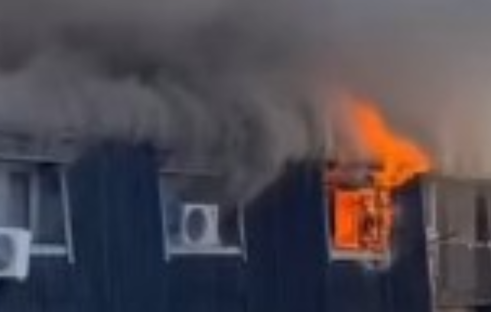 VELIKI POŽAR NA KARABURMI: Gori krov stambene zgrade (VIDEO, FOTO)